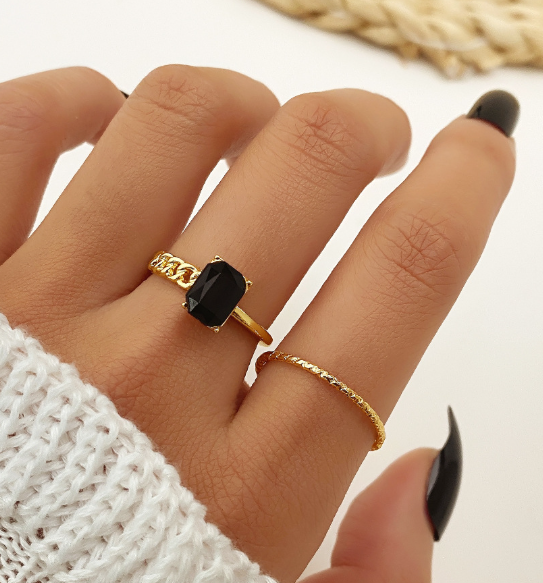 ANILLO CUADRADO + DELGADO: EL DUO QUE ROBA MIRADAS